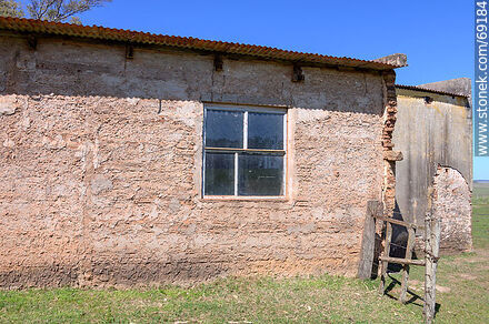 Antigua casa usada como depósito en el campo - Departamento de Durazno - URUGUAY. Foto No. 69184