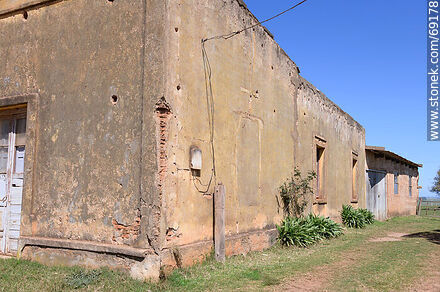 Antigua casa usada como depósito en el campo - Departamento de Durazno - URUGUAY. Foto No. 69178