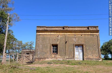 Antigua casa usada como depósito en el campo - Departamento de Durazno - URUGUAY. Foto No. 69171