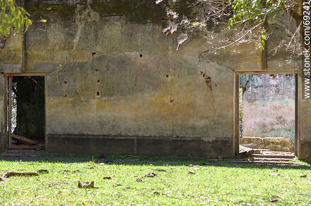 Antigua casa abandonada en el campo - Departamento de Durazno - URUGUAY. Foto No. 69241