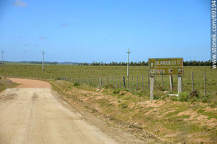 Cartel de distancia a Blanquillo y a ruta 19 - Departamento de Durazno - URUGUAY. Foto No. 69194