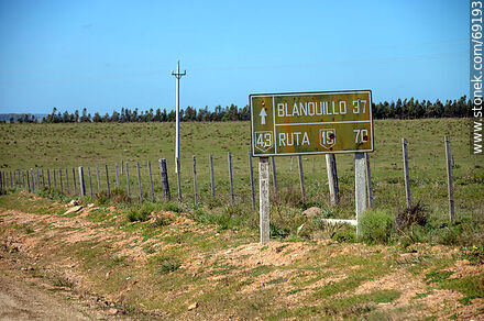 Distance sign to Blanquillo and route 19 - Durazno - URUGUAY. Photo #69193