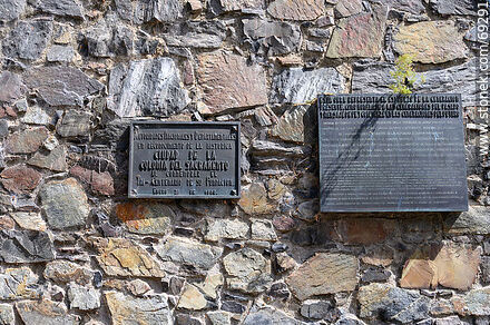 Commemorative plaques at St. Peter's Gate - Department of Colonia - URUGUAY. Photo #69291