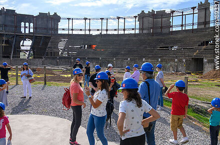 Visita guiada a la obra de remodelación de la plaza de Toros Real de San Carlos - Departamento de Colonia - URUGUAY. Foto No. 69337