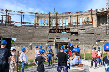 Visita guiada a la obra de remodelación de la plaza de Toros Real de San Carlos - Departamento de Colonia - URUGUAY. Foto No. 69338
