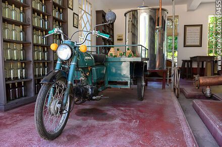 Antigua motocicleta de reparto - Departamento de Colonia - URUGUAY. Foto No. 69455