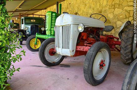 Antiguo tractor Ford - Departamento de Colonia - URUGUAY. Foto No. 69464
