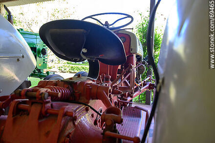 Antiguo tractor Ford - Departamento de Colonia - URUGUAY. Foto No. 69465