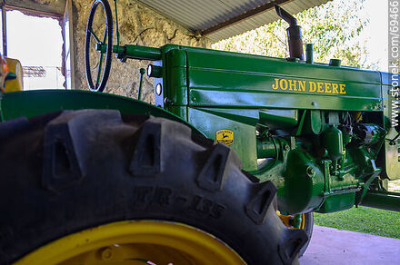 Tractor John Deere - Departamento de Colonia - URUGUAY. Foto No. 69466
