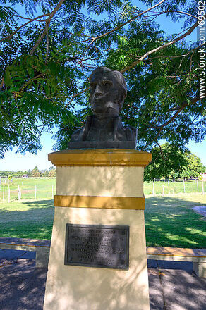Busto de Artigas en la plaza frente a la capilla San Roque - Departamento de Colonia - URUGUAY. Foto No. 69502