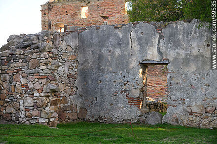 Antiguas paredes de la Calera de las Huérfanas - Departamento de Colonia - URUGUAY. Foto No. 69535