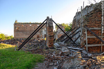 Antiguas paredes apuntaladas de la Calera de las Huérfanas - Departamento de Colonia - URUGUAY. Foto No. 69543
