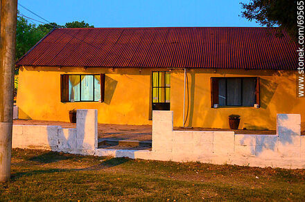 Típica casa de Conchillas - Departamento de Colonia - URUGUAY. Foto No. 69565