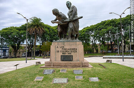 Square. To the founders of Colonia Suiza - Department of Colonia - URUGUAY. Photo #69592