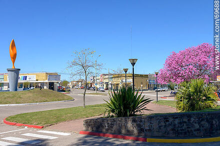 El Árbol del Triunfo anaranjado en la rotonda y el cerezo en flor - Departamento de Tacuarembó - URUGUAY. Foto No. 69688