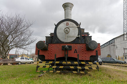 Antigua locomotora en exhibición - Departamento de Florida - URUGUAY. Foto No. 69825