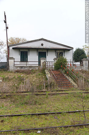 Casa frente a las vias del tren - Departamento de Florida - URUGUAY. Foto No. 69791