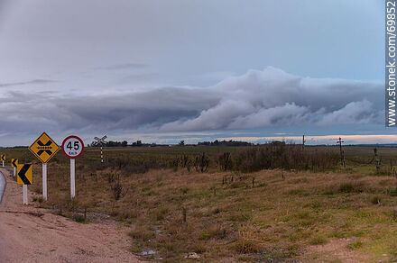 La Ruta 7. Nubes de tormenta - Departamento de Florida - URUGUAY. Foto No. 69852