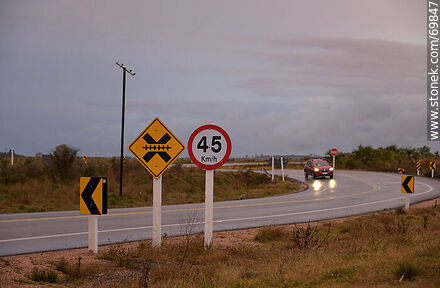 La Ruta 7. Cruce de ferrocarril - Departamento de Florida - URUGUAY. Foto No. 69847