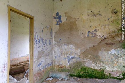 Abandoned house - Department of Canelones - URUGUAY. Photo #69873