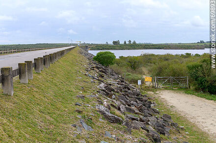Side of the bridge on Route 76 over the Santa Lucia River - Department of Florida - URUGUAY. Photo #69893