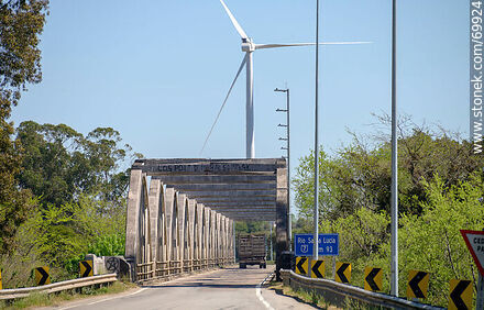 Puente en ruta 7 sobre el río Santa Lucía y molinos de energía eólica - Departamento de Florida - URUGUAY. Foto No. 69924