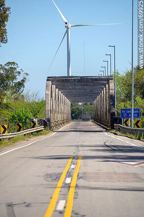 Puente en ruta 7 sobre el río Santa Lucía y molinos de energía eólica - Departamento de Canelones - URUGUAY. Foto No. 69925