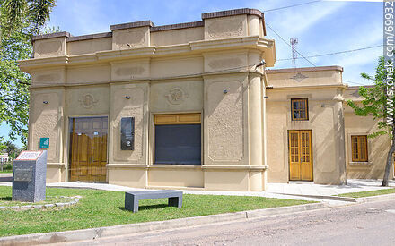 Edificio donde el 3 de julio de 1927 votó por primera vez la mujer en Sudamérica - Departamento de Durazno - URUGUAY. Foto No. 69932
