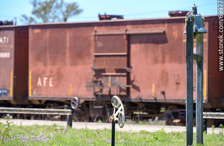 Antigua señal de tren y campana - Departamento de Florida - URUGUAY. Foto No. 69977
