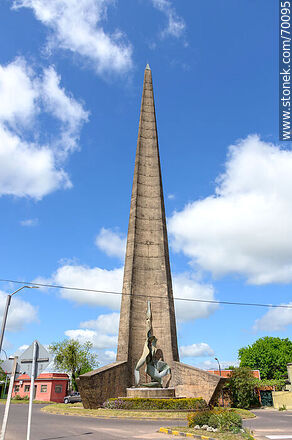 Obelisk of Treinta y Tres - Department of Treinta y Tres - URUGUAY. Photo #70095