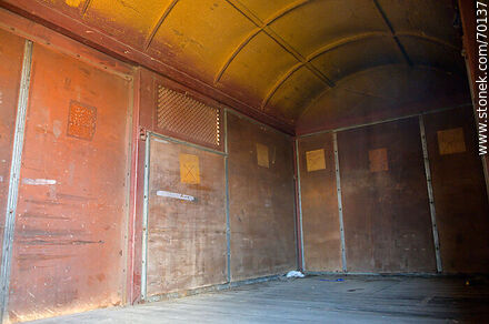 Interior de un vagón de carga de AFE - Departamento de Treinta y Tres - URUGUAY. Foto No. 70137