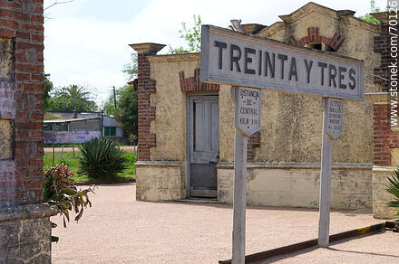 Cartel de la estación de tren - Departamento de Treinta y Tres - URUGUAY. Foto No. 70126