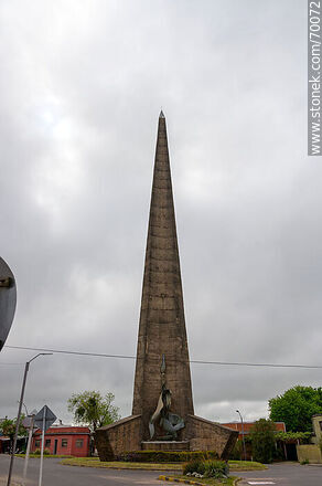 Obelisk of Treinta y Tres - Department of Treinta y Tres - URUGUAY. Photo #70072