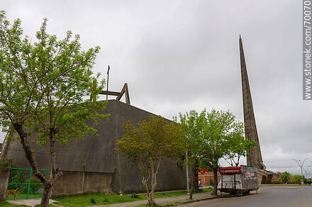 Obelisco de Treinta y Tres. Iglesia - Departamento de Treinta y Tres - URUGUAY. Foto No. 70070