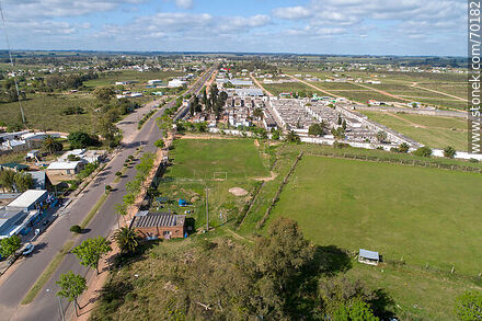 Vista aérea del Bvar. A. Saravia, cementerio de Treinta y Tres y cancha de Nacional - Departamento de Treinta y Tres - URUGUAY. Foto No. 70182