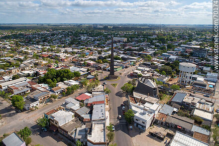 Vista aérea del obelisco, iglesia y tanque de agua - Departamento de Treinta y Tres - URUGUAY. Foto No. 70174