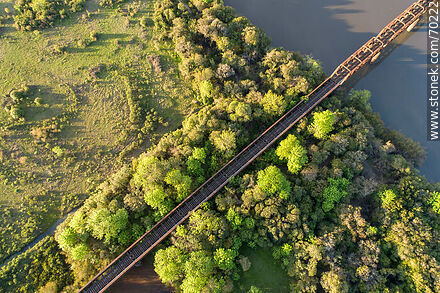 Vista cenital del puente ferroviario sobre el río Olimar Chico - Departamento de Treinta y Tres - URUGUAY. Foto No. 70222