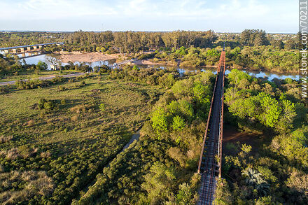 Vista aérea de los puentes carretero y ferroviario sobre el río Olimar Chico - Departamento de Treinta y Tres - URUGUAY. Foto No. 70211
