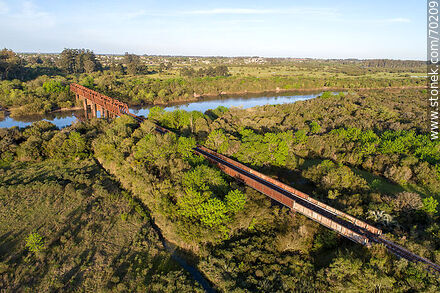 Vista aérea del puente ferroviario sobre el río Olimar Chico - Departamento de Treinta y Tres - URUGUAY. Foto No. 70209