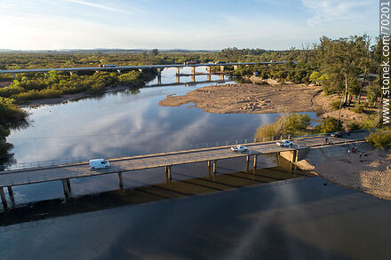 Vista aérea de los puentes local y carretero sobre el río Olimar Chico - Departamento de Treinta y Tres - URUGUAY. Foto No. 70201
