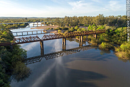Vista aérea de los puentes carretero y ferroviario sobre el río Olimar Chico - Departamento de Treinta y Tres - URUGUAY. Foto No. 70196