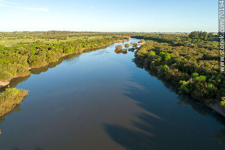 El río Olimar Chico con vista al sureste - Departamento de Treinta y Tres - URUGUAY. Foto No. 70194