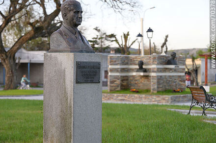 Plaza principal. Busto en homenaje a Orosman Pablo Barranco - Departamento de Lavalleja - URUGUAY. Foto No. 70378