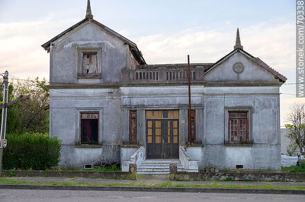 Antigua casa frente de la plaza principal - Departamento de Lavalleja - URUGUAY. Foto No. 70338