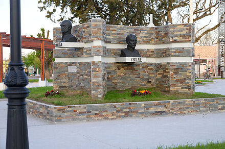 Main square. Busts of heroes, Lavalleja and Oribe - Lavalleja - URUGUAY. Photo #70377