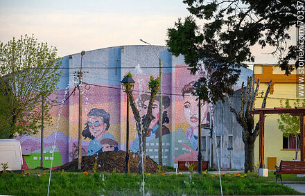 Mural frente a la plaza principal - Departamento de Lavalleja - URUGUAY. Foto No. 70337