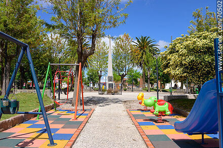 Plaza María Vera. Juegos infantiles y el obelisco - Departamento de Canelones - URUGUAY. Foto No. 70502