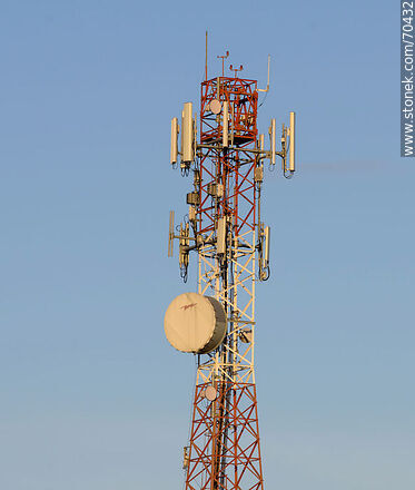 Torre con antenas de telefonía y microondas -  - IMÁGENES VARIAS. Foto No. 70432