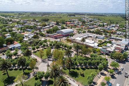 Vista aérea de la plaza de San Jacinto. Escuela y liceo - Departamento de Canelones - URUGUAY. Foto No. 70468