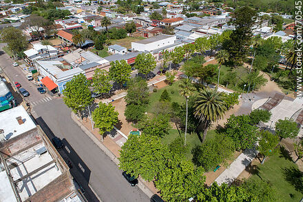 Vista aérea de la plaza Tomás Berreta y el pueblo - Departamento de Canelones - URUGUAY. Foto No. 70545